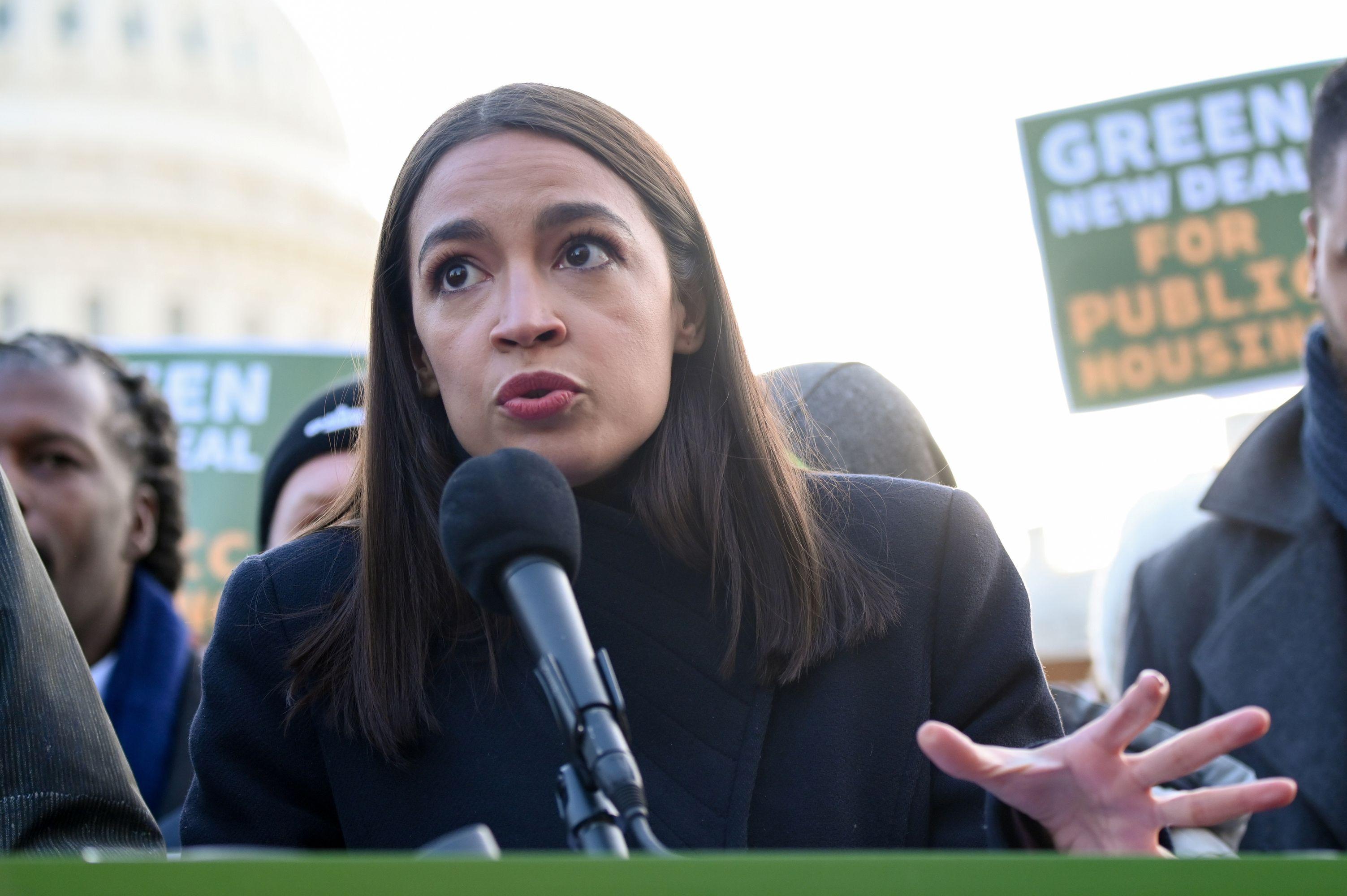 2019-11-14T223256Z 1298367897 RC2ABD919JOG RTRMADP 3 USA-ELECTION-SANDERS-OCASIO-CORTEZ